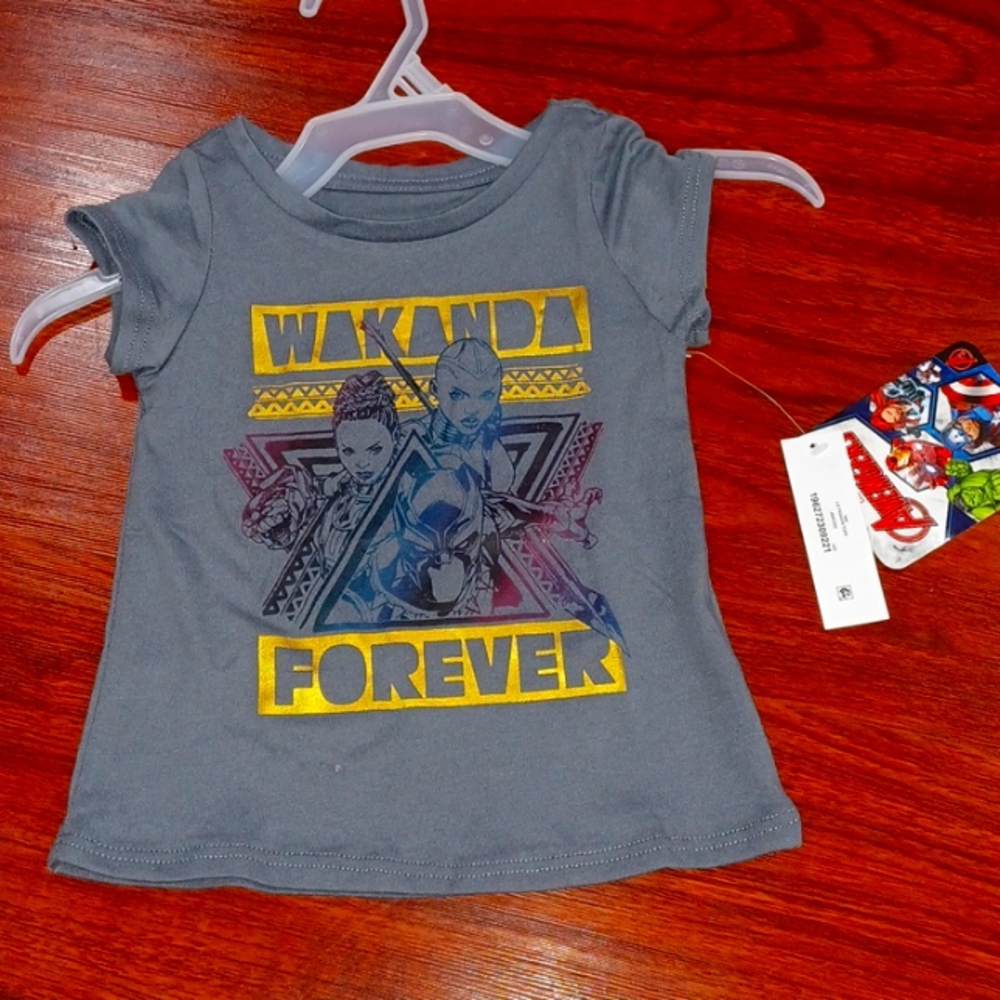 NWT MARVEL AVENGERS TSHIRT